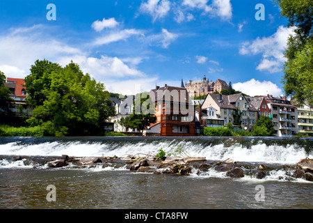 Vista sulla città di Marburg con castello dal fiume Lahn Foto Stock