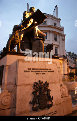 Statua di Sir Robert Grosvenor, primo marchese di Westminster, Belgrave Square, Londra, Inghilterra Foto Stock