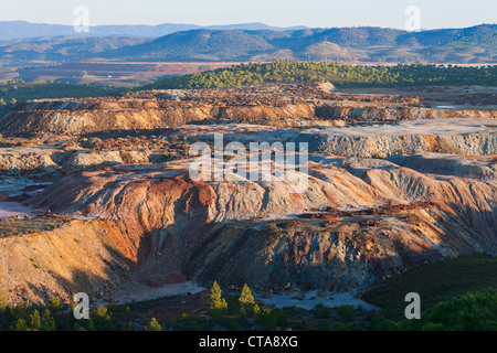 Rifiuti di miniera intorno a Minas de Rio Tinto, provincia di Huelva, Andalusia, Spagna meridionale. Foto Stock