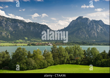 Vista sul lago di Forggensee a Schwangau und Castello di Neuschwanstein, Schwangau vicino a Füssen, Allgaeu, Baviera, Germania Foto Stock