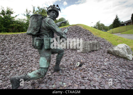 La scultura di un soldato di fanteria al di fuori della scuola di fanteria, battaglia di fanteria Scuola, Dering linee, Brecon. Foto Stock