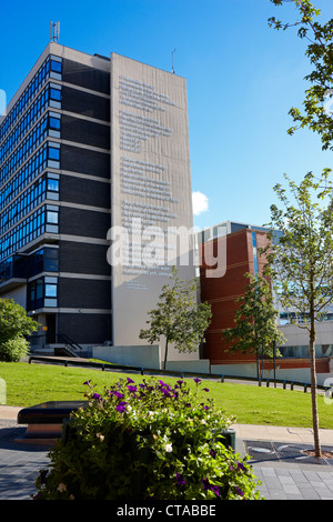 Sheffield Hallam University, poema "Cosa succede se..." sul lato dell'edificio Owen Foto Stock