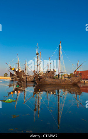 Repliche di navi Columbus navigato per le Americhe presso la banchina del Caravelle, Palos de la Frontera, Spagna Foto Stock