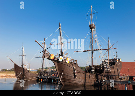 Repliche di navi Columbus navigato per le Americhe presso la banchina del Caravelle, Palos de la Frontera, Spagna Foto Stock