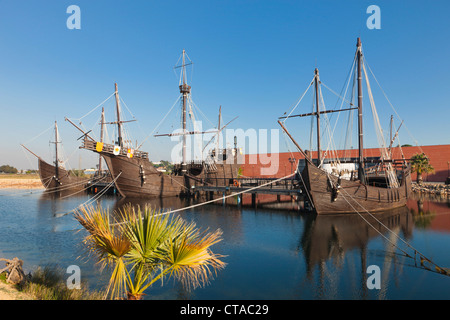 Repliche di navi Columbus navigato per le Americhe presso la banchina del Caravelle, Palos de la Frontera, Spagna Foto Stock