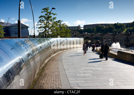 Pendolari a Sheffield stazione ferroviaria a piedi oltre il bordo di taglio di una scultura in un covone Square Foto Stock