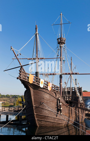 Repliche di navi Columbus navigato per le Americhe presso la banchina del Caravelle, Palos de la Frontera, Spagna Foto Stock