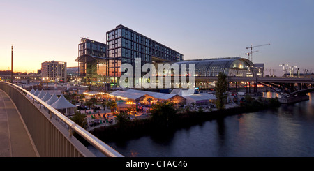 Padiglione alla nuova stazione centrale Lehrter Bahnhof al fiume Sprea, Berlino, Germania, Europa Foto Stock