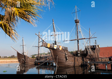 Repliche di navi Columbus navigato per le Americhe presso la banchina del Caravelle, Palos de la Frontera, Spagna Foto Stock