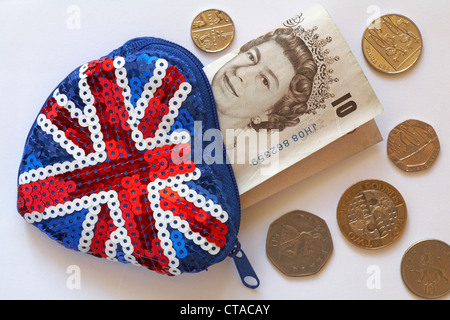 Monete britanniche e banconota da 10 sterline con borsetta Union Jack rossa, bianca e blu con paillettes aprì isolata su sfondo bianco - Cost of Living Concept UK Foto Stock