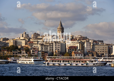 Vista sul Golden Horn sulla Torre di Galata a Beyoglu, Istanbul, Turchia, Europa Foto Stock