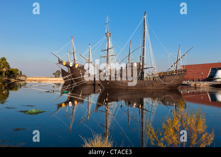 Repliche di navi Columbus navigato per le Americhe presso la banchina del Caravelle, Palos de la Frontera, Spagna Foto Stock