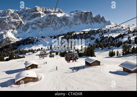Seggiovia sopra le piste da sci Alpe di Siusi, Valle Isarco, Alto Adige, Trentino Alto Adige, Italia Foto Stock