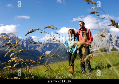 Due escursionisti, Sesto valle, Dolomiti di Sesto, Mondo UNESCO patrimonio naturale Dolomiti, Alto Adige, Trentino Alto Adige, Italia Foto Stock