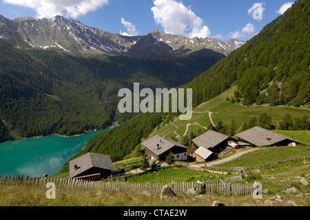 Casali di Campagna, Lago di montagna nella valle, serbatoio di Vernago, Val Senales, Val Venosta, Alto Adige, Trentino Alto Adige, Italia Foto Stock