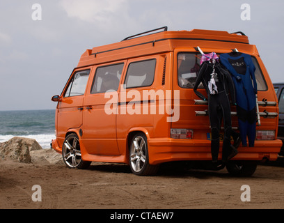 VW Camper presso la spiaggia, Cornwall, Regno Unito Foto Stock