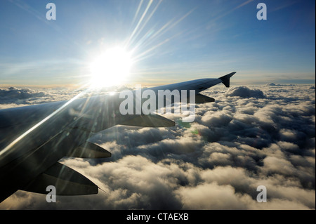 Sun sopra le nuvole con l'ala del velivolo, il volo da Delhi a Leh, Ladakh, Jammu e Kashmir India Foto Stock