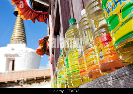 Stupa, Chorten, bottiglie con olio per lampade a burro, monastero di Shey, Leh, valle di Indus, Ladakh, Jammu e Kashmir India Foto Stock