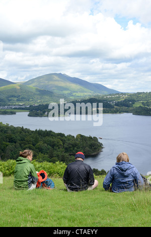 Gli escursionisti prenditi una pausa e guarda Keswick e Derwent Water dalla Banca Skelgill nel Parco Nazionale del Distretto dei Laghi, Cumbria, Regno Unito Foto Stock