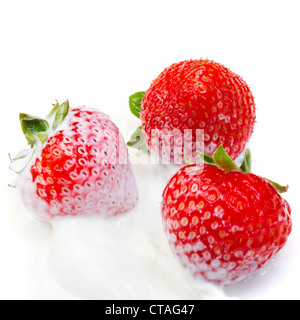 La fragola nel latte schizza... Foto Stock