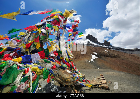 Bandiere di preghiera a passare nei pressi di Photoksar, Sengi La, Sengge La, Zanskar gamma traversa, Zanskar Range, Zanskar, Ladakh, India Foto Stock