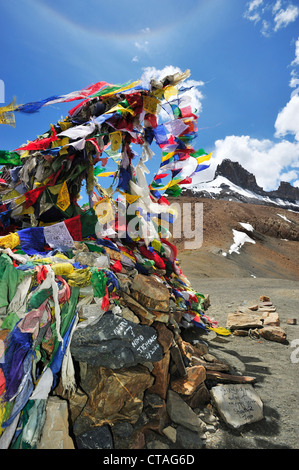 Bandiere di preghiera a passare nei pressi di Photoksar, Sengi La, Sengge La, Zanskar gamma traversa, Zanskar Range, Zanskar, Ladakh, India Foto Stock