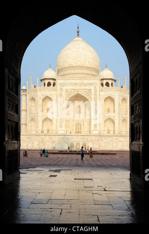 Vista attraverso archway toTaj Mahal, Taj Mahal, Sito Patrimonio Mondiale dell'UNESCO, Agra, Uttar Pradesh, India Foto Stock