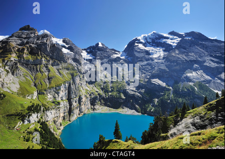 Paesaggio di montagna con il lago di Oeschinen, Bluemlisalp, Sito Patrimonio Mondiale dell'UNESCO Jungfrau-Aletsch area protetta, Oberland bernese, Foto Stock