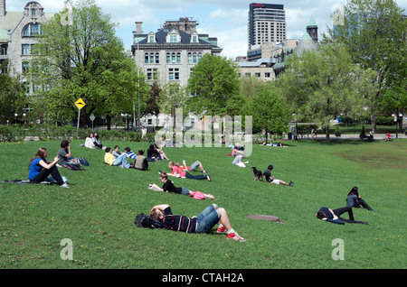 Gli studenti la rilassante presso la McGill University campus in primavera Quebec Montreal Canada KATHY DEWITT Foto Stock