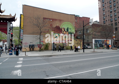 Graffiti su un muro e scene di strada all'entrata di Chinatown Boulevard René-Lévesque Quebec Montreal Canada KATHY DEWITT Foto Stock