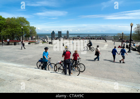 Persone in bicicletta a Mont Royal Park area di visualizzazione nella primavera di Montreal, Quebec, Canada KATHY DEWITT Foto Stock