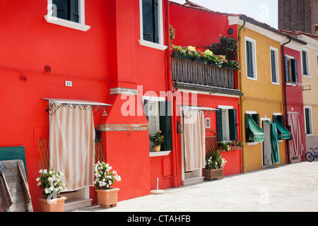 Vivacemente case dipinte su Burano - Venezia Italia Foto Stock