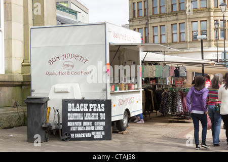 Il fast food rimorchio e piselli nero segno accanto al mercato in Accrington, Lancashire. Foto Stock