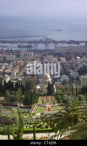 Una vista da Mt. Carmelo guardando sopra la città portuale di Haifa, Israele Foto Stock