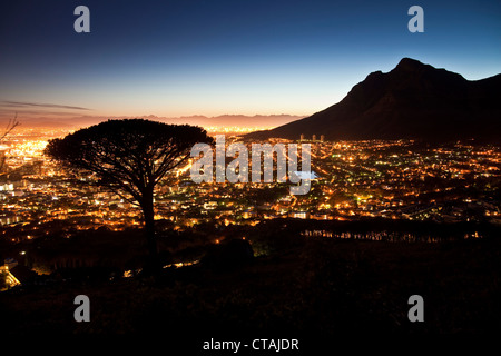 Vista dalla collina di segnale su di notte, Cape Town, Western Cape, Sud Africa Foto Stock