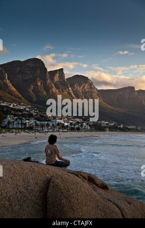 Sera impressione a Camps Bay con vista della Catena Montuosa dodici Apostels, Camps Bay, Città del Capo, Western Cape, Sud Africa, R Foto Stock