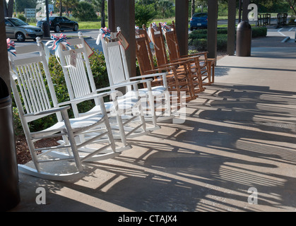 Napoli Florida tardo pomeriggio di sole risplende attraverso la linea di sedie a dondolo presso il Ristorante Cracker Barrel. Foto Stock