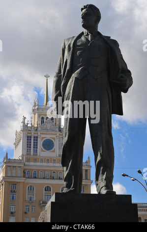 Statua di bronzo di Vladimir Mayakovsky a Mosca. Foto Stock