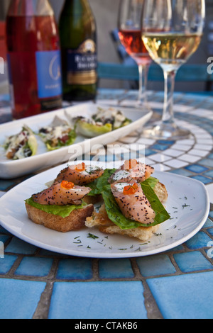 Salmone affumicato rotoli con formaggio di capra, aneto e caviale di salmone su crostini, ristorante forcella, Cape Town, Western Cape, Sud Africa Foto Stock