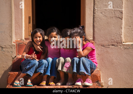 Il gruppo di quattro ragazze a Bo Kaap Quartiere Malay, Cape Town, West Cap, Sud Africa e Africa Foto Stock