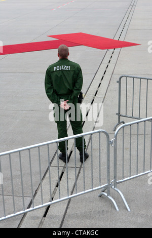 Poliziotti di fissare la partenza di Papa Benedetto XVI. Foto Stock