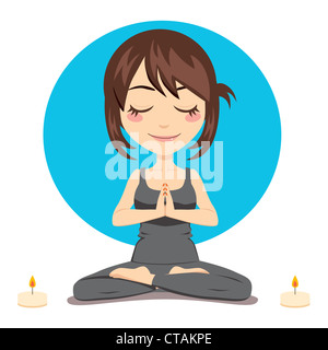 Carino brunette donna fare yoga posizione del loto con due candele sul lato Foto Stock