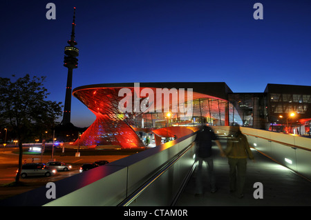 BMW-mondo e Olympia tower presso l'Olympiapark di notte, Monaco di Baviera, Germania Foto Stock