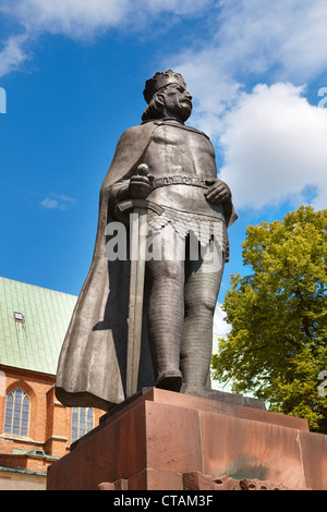 Gniezno - re Boleslao Chrobry monumento davanti alla Cattedrale, Polonia Foto Stock