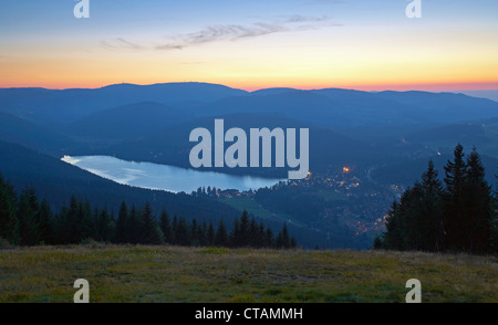 Vista dal Monte Hochfirst verso Titisee e monte Feldberg, in autunno, nella parte meridionale della Foresta Nera, Foresta Nera, Baden-W Foto Stock