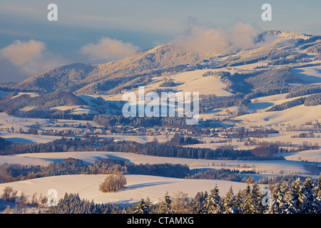 Vista su un giorno inverni da Breitnau-Fahrenberg verso Kandel mountain e San Pietro, Foresta Nera, Baden-Wuerttemberg, Germania, Foto Stock