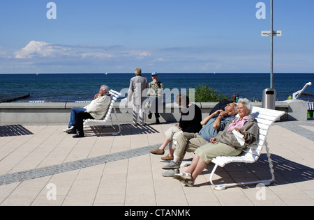 Kuehlungsborn, seniors a prendere il sole sul lungomare Foto Stock