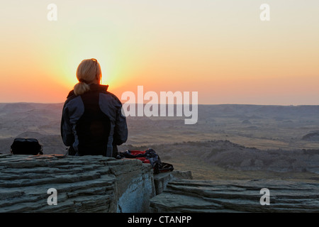 Una donna godendo del tramonto, Parco nazionale Theodore Roosevelt, Medora, il Dakota del Nord, STATI UNITI D'AMERICA Foto Stock