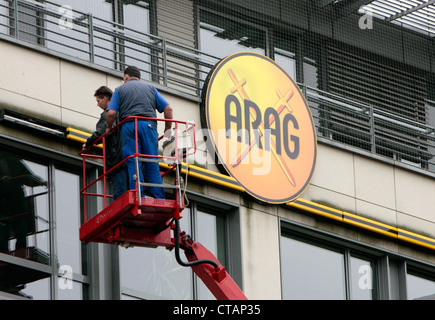 Berlino, lavorando su una piattaforma di sollevamento prima di ARAG branch Foto Stock