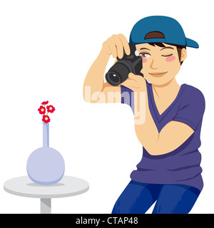 Borsa giovane fotografo di scattare una foto di fiori di colore rosso sul vaso isolato su bianco Foto Stock